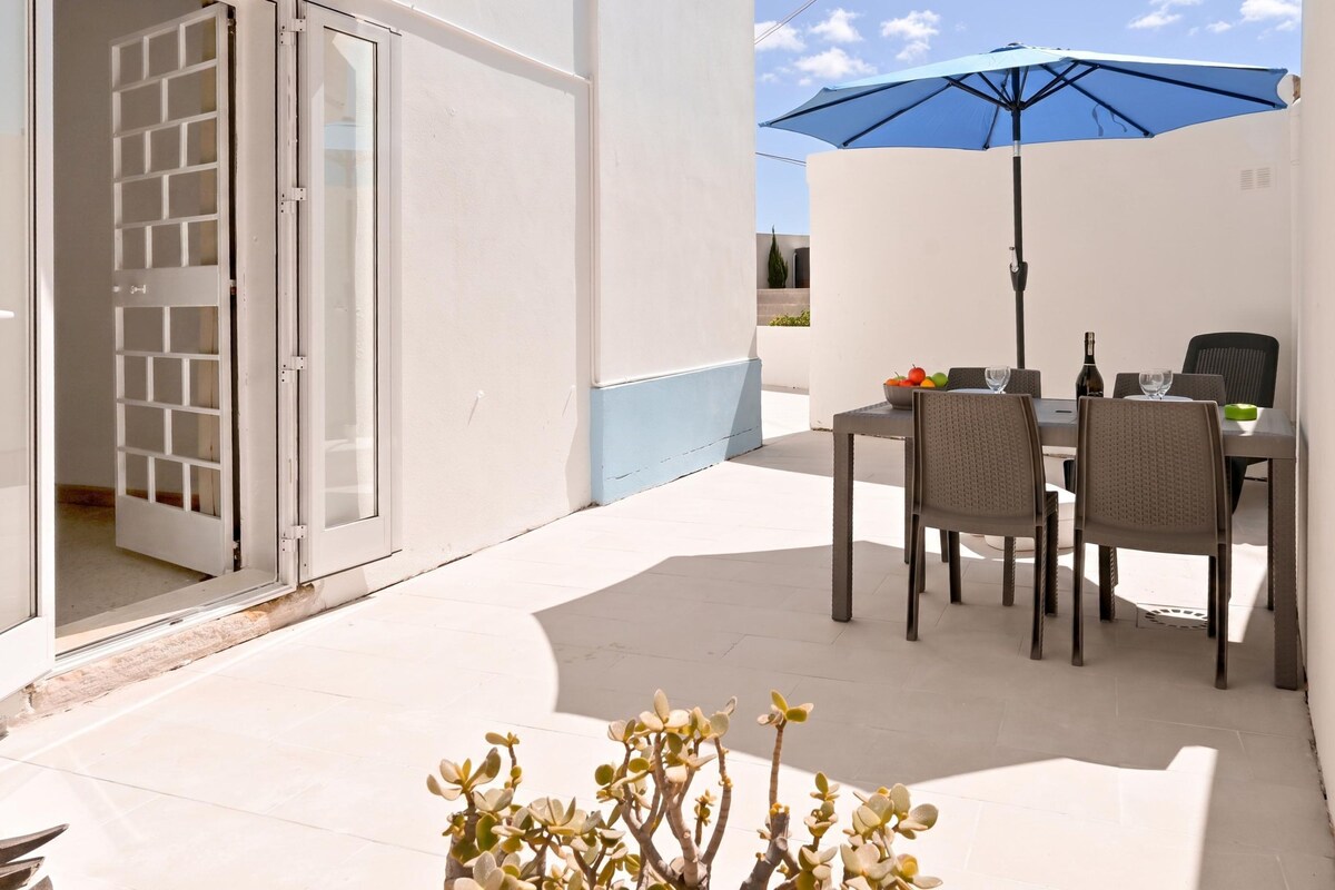 Departamento familiar, 2 habitaciones, microondas (Sea blue horizon Qawra bay 3) | Restaurante al aire libre