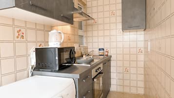 Standard-Apartment, 2 Schlafzimmer, 2 Bäder (Sea blue horizon Qawra bay 4) | Eigene Kochnische | Kühlschrank, Mikrowelle, Ofen, Herdplatte