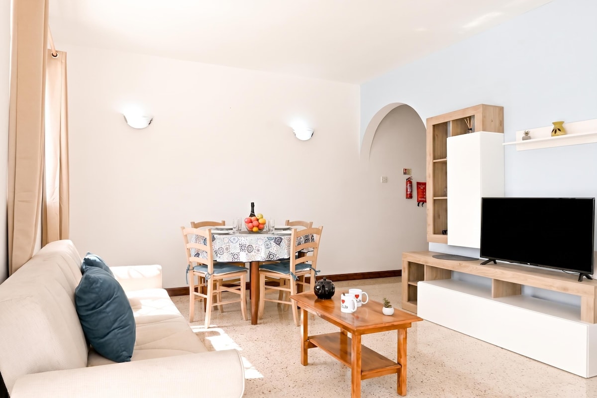 Departamento familiar, 2 habitaciones, 2 baños (Sea blue horizon Qawra bay 4) | Área de sala de estar
