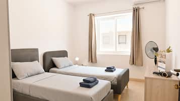 Familienapartment, Mehrere Schlafzimmer (Sea blue horizon Qawra bay 3) | 2 Schlafzimmer, Bügeleisen/Bügelbrett, kostenloses WLAN, Bettwäsche