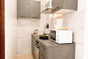 Family Apartment, Multiple Bedrooms (Sea Blue Horizon Qawra Bay 2) | Private kitchenette