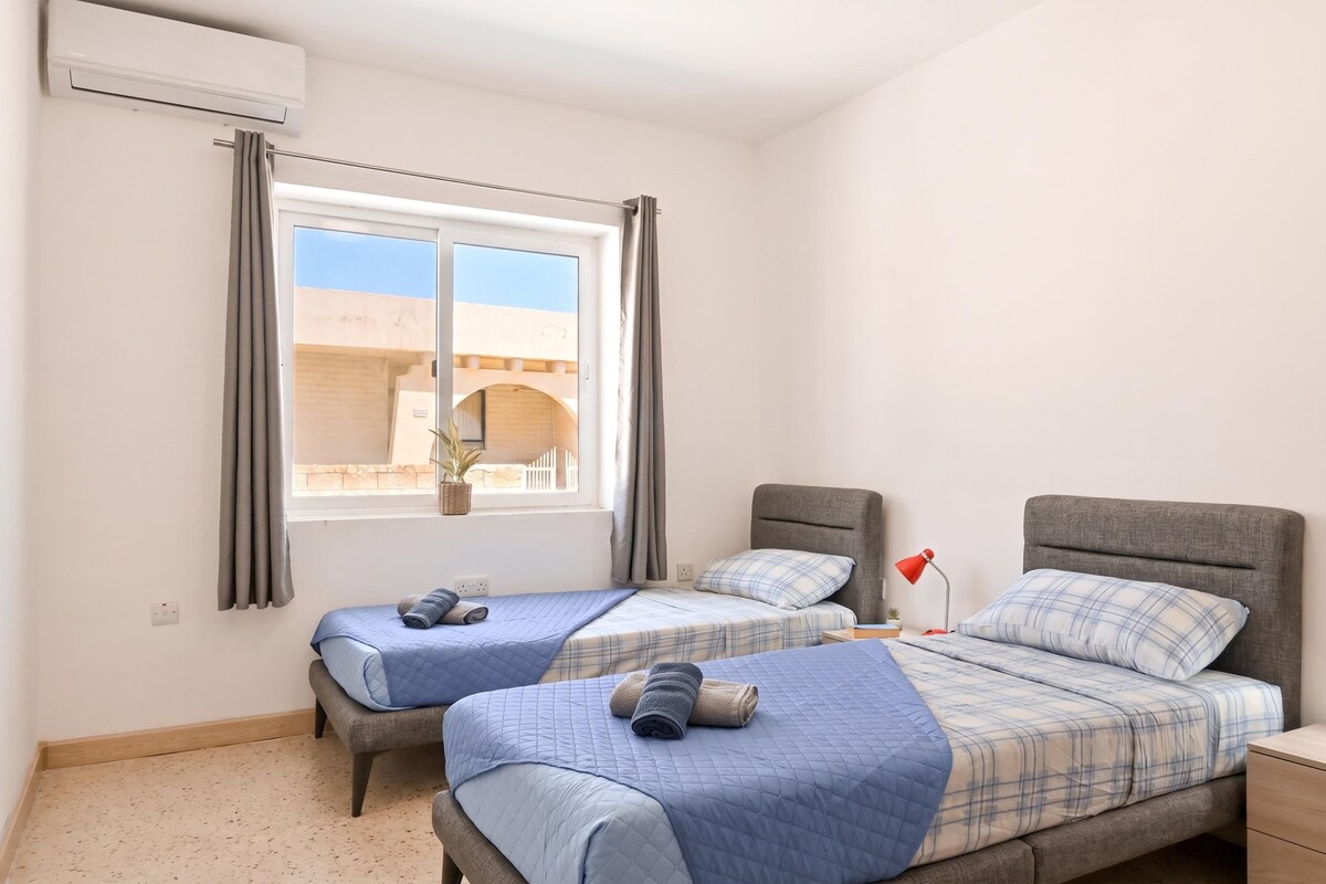 Departamento familiar, 2 habitaciones, microondas (Sea Blue Horizon Qawra Bay 2) | 2 habitaciones y tabla de planchar con plancha