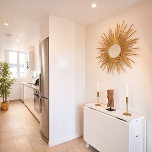 Micro-ondes, plaque de cuisson, machine à expresso