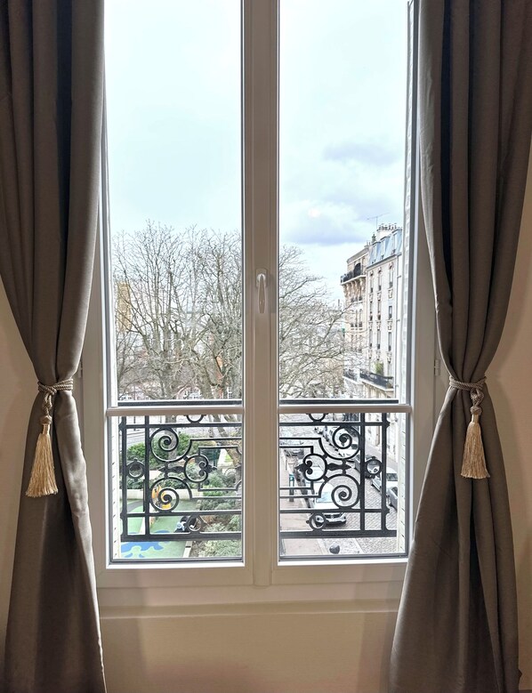 Superior-værelse | Opholdsområde | 80-centimeters smart-tv med digitale kanaler