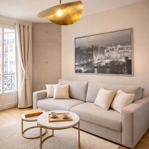 高級客房 | 起居區 | 80-公分智慧型電視，提供數位頻道