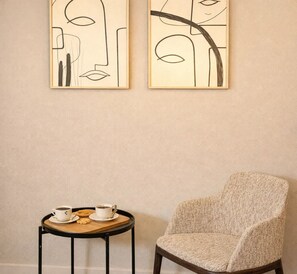 Premium Room | Laptop workspace, travel cot, free WiFi, bed sheets - JEGO (Paris)