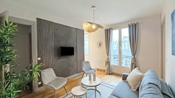 Superior-Zimmer | Wohnbereich | 80-cm-Smart-TV mit Digitalempfang