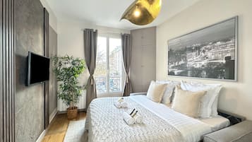 Superior kamer | Woonruimte | Een 80-cm smart-tv met digitale zenders