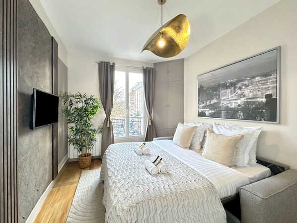 Superior Room | Living area | 80-cm Smart TV with digital channels - JEGO (Paris)