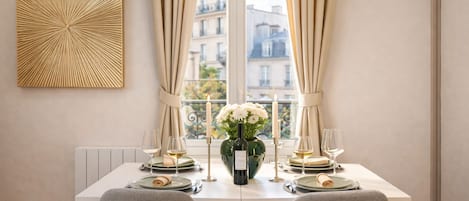 تلفزيون ذكي بحجم 80-سم يعرض قنوات تلفزيونية رقمية