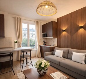 80-cm Smart TV with digital channels - JEGO (Paris)
