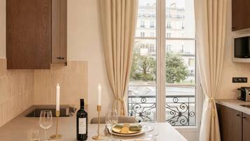 Chuveiro, secador de cabelo, toalhas de banho, sabonete