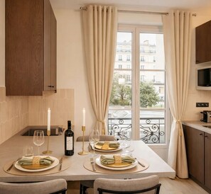 Shower, hair dryer, towels, soap - JEGO (Paris)