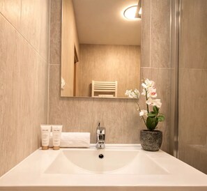 تجهيزات دش، مجففات شعر، مناشف، صابون