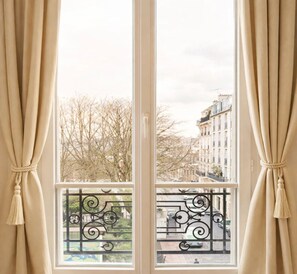 Superior Room | Living area | 80-cm Smart TV with digital channels - JEGO (Paris)