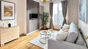 Superior kamer | Woonruimte | Een 80-cm smart-tv met digitale zenders