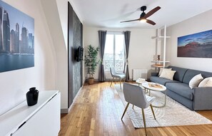 Apartemen Superior, pemandangan kota | Area keluarga | Smart TV 80-cm dengan saluran TV digital