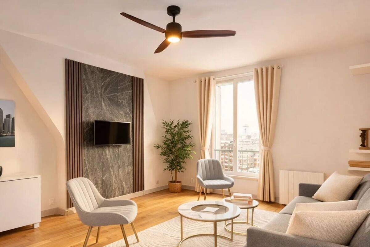 تلفزيون ذكي بحجم 80-سم يعرض قنوات تلفزيونية رقمية