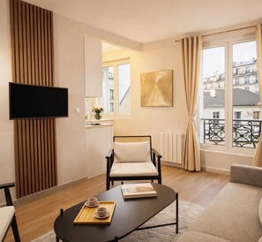 80-cm Smart TV with digital channels - JEGO (Paris)