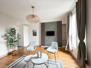 Kamar Superior | Area keluarga | Smart TV 80-cm dengan saluran TV digital