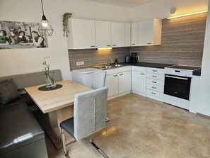 Fridge, oven, stovetop, dishwasher