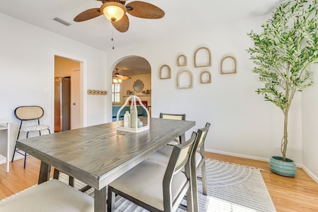 House (2 Bedrooms) | Interior. 4 Mi to Dtwn Jacksonville: Chic Home w/ Porch!