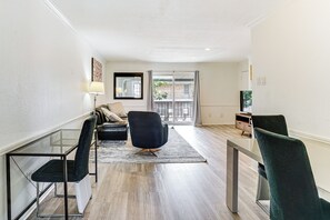 Interior - Condo 9 Mi to Dtwn Dallas: BBQ By the Pool! (Dallas)