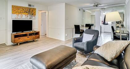 Condo 9 Mi to Dtwn Dallas: BBQ By the Pool!