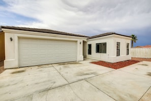 House (2 Bedrooms) | Interior - 4 Mi to Casinos: Mtn-view Home in Bullhead City! (Bullhead City)