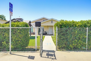 Interior - 1 Mi to Rabobank Arena: Home w/ Gazebo! (Bakersfield)