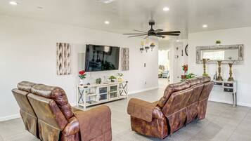 House (4 Bedrooms) | Living area | TV, books