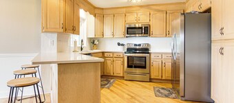 Newly Renovated Lake Bowen Home w/ Game Room!