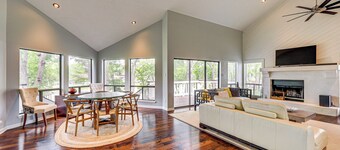 Waterfront Seguin Lake House Near Downtown