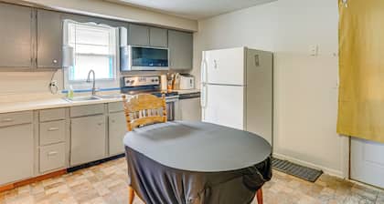 3 Mi to Dtwn Fort Wayne: Home w/ Deck & Yard!