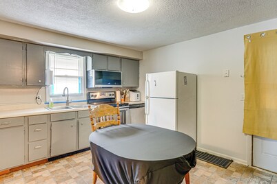 3 Mi to Dtwn Fort Wayne: Home w/ Deck & Yard!