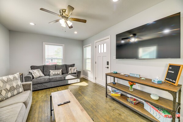 Casa (2 Bedrooms) | Sala d'estar | Televisor 