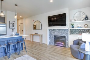 Apartment (2 Bedrooms) | Interior - Walk to Beaches: Modern Townhome in Lincoln City! (Lincoln City)
