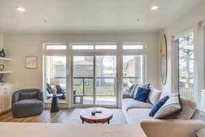 Apartment (2 Bedrooms) | Interior - Walk to Beaches: Modern Townhome in Lincoln City! (Lincoln City)