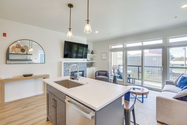 Apartment (2 Bedrooms) | Interior - Walk to Beaches: Modern Townhome in Lincoln City! (Lincoln City)