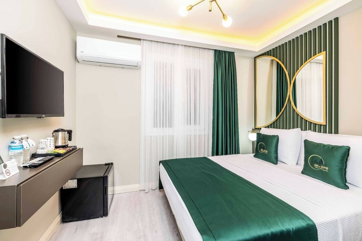 Economy Double Room Basement Floor | Seprai premium, isi minibar gratis, brankas, dan meja kerja