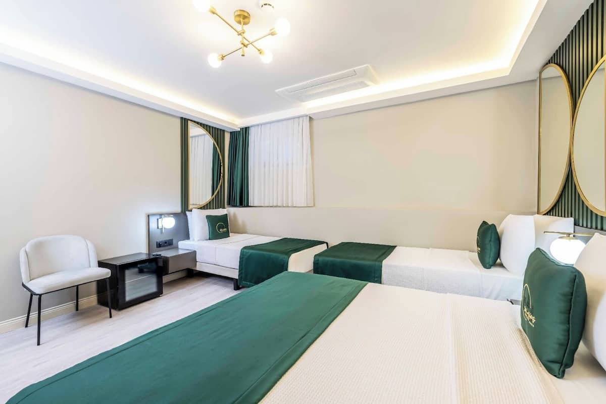 Economy Family Room Basement Floor | Area keluarga | Televisi LCD 32-inci dengan saluran TV digital dan printer