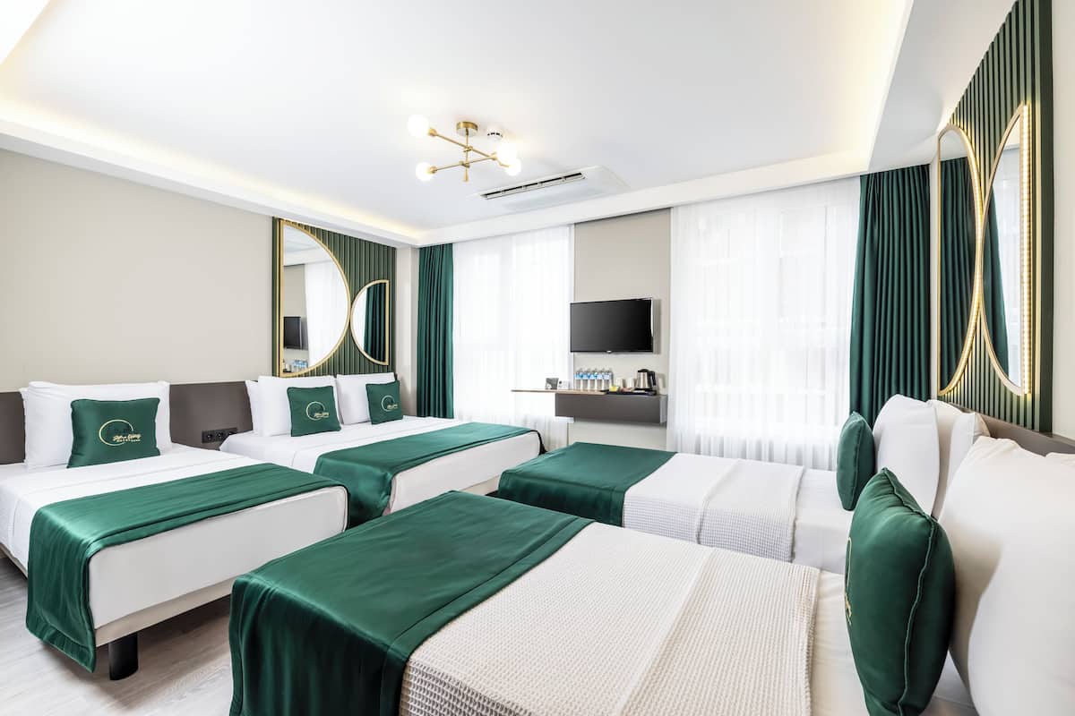 Kamar Quadruple Comfort, pemandangan kota, lantai dasar | Seprai premium, isi minibar gratis, brankas, dan meja kerja