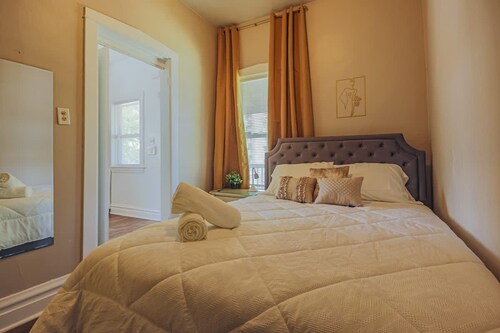 Comfy One Bed Apartment in Forest Park