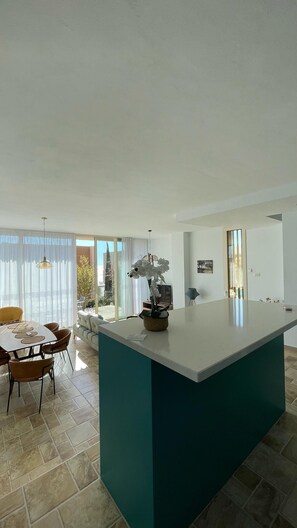 Villa Supérieure, vue mer | Coin cuisine privé | Grand réfrigérateur, micro-ondes