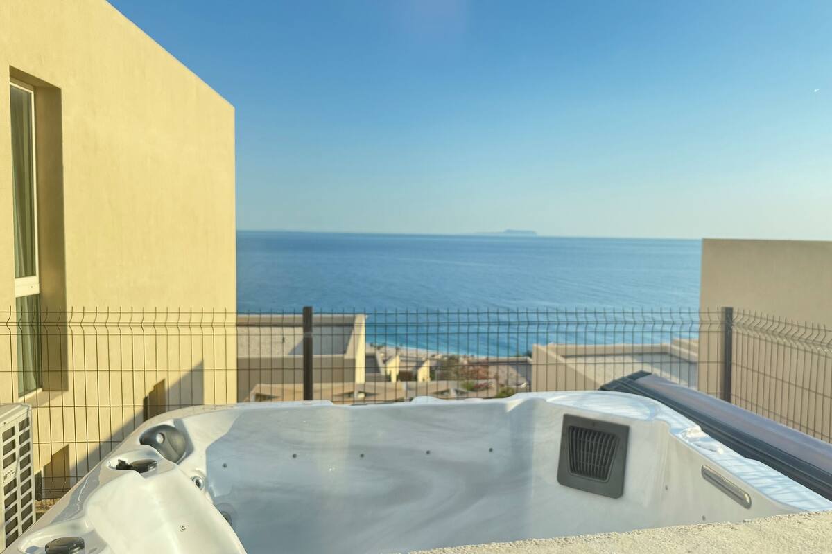 Luxury Apartment, Sea View | Private spa tub