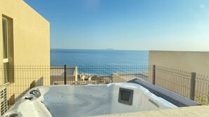 Private spa tub - Whisky Green Coast Hotel & Apartments (Himare)