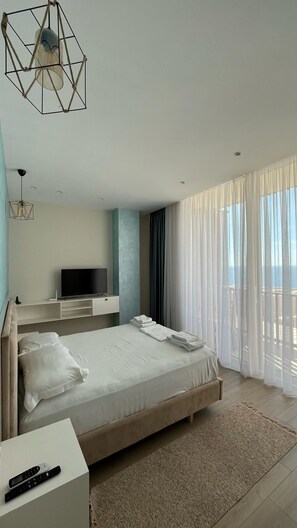 Luksusvilla, sjøutsikt | Safe på rommet, skrivebord og skrivebord for bærbar PC