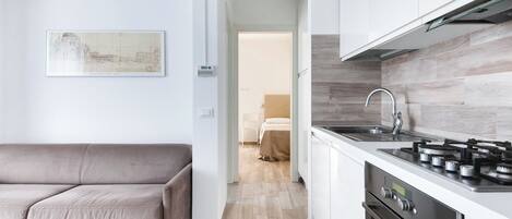 Kühlschrank, Mikrowelle, Ofen, Herdplatte