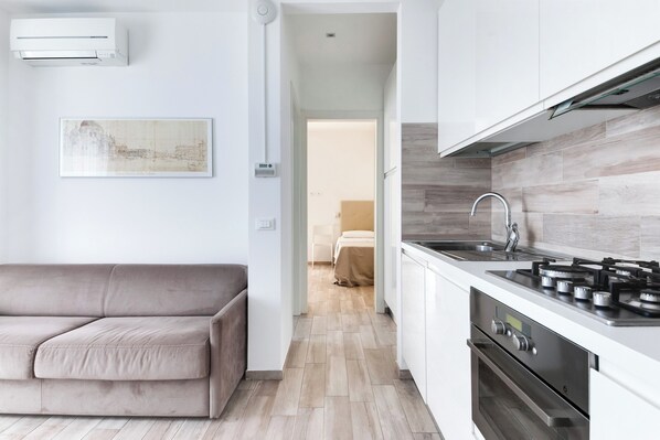 Kjøleskap, mikrobølgeovn, ovn og kokeplater