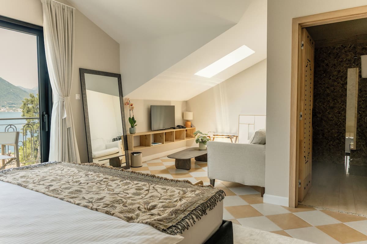 Phòng Suite Junior, ban công, quang cảnh biển | 1 phòng ngủ, minibar, két bảo mật tại phòng, màn/rèm cản sáng